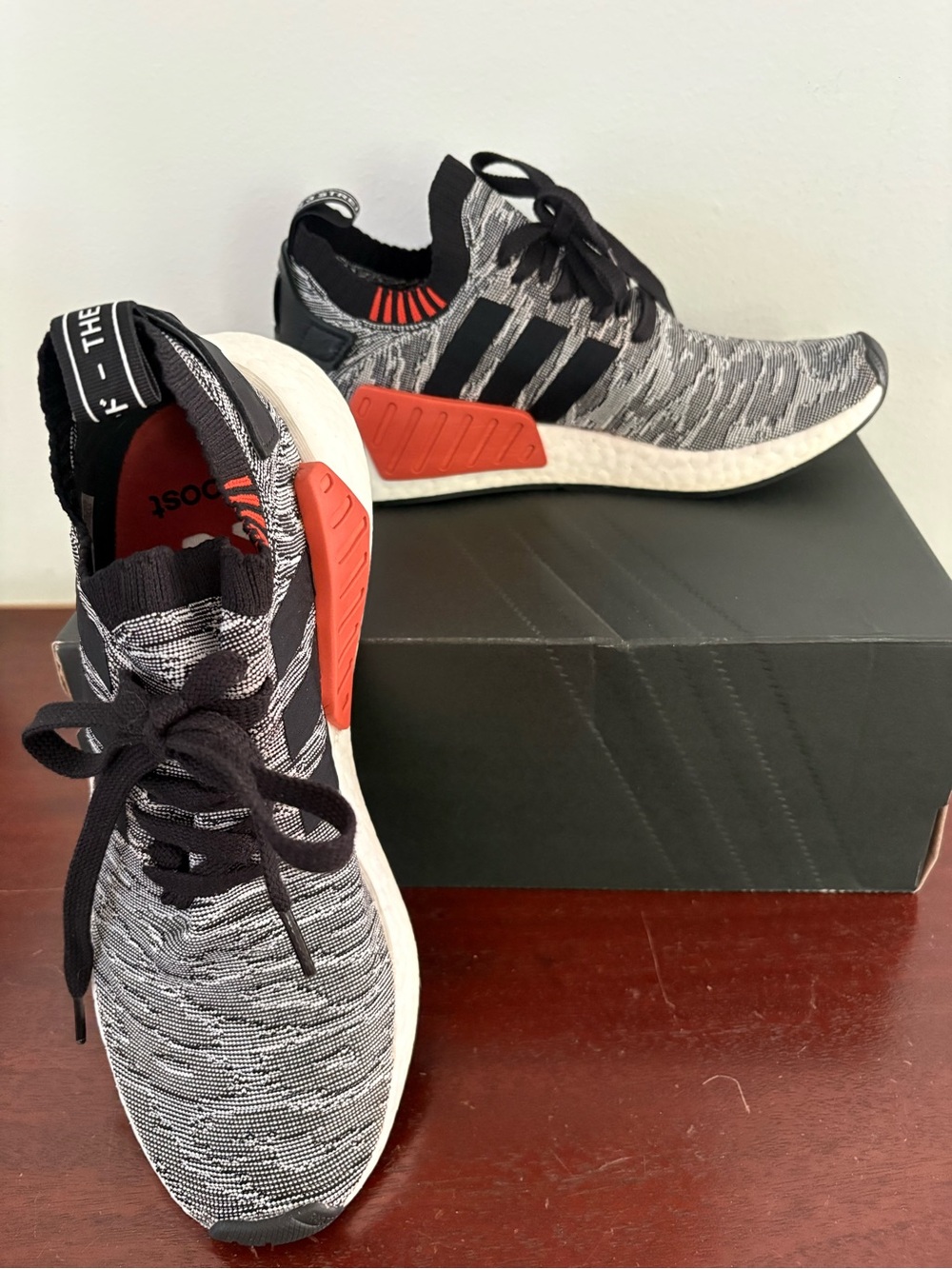 NIB NMD R2 Adidas Men's Black, White & Red Knit Sneakers 9